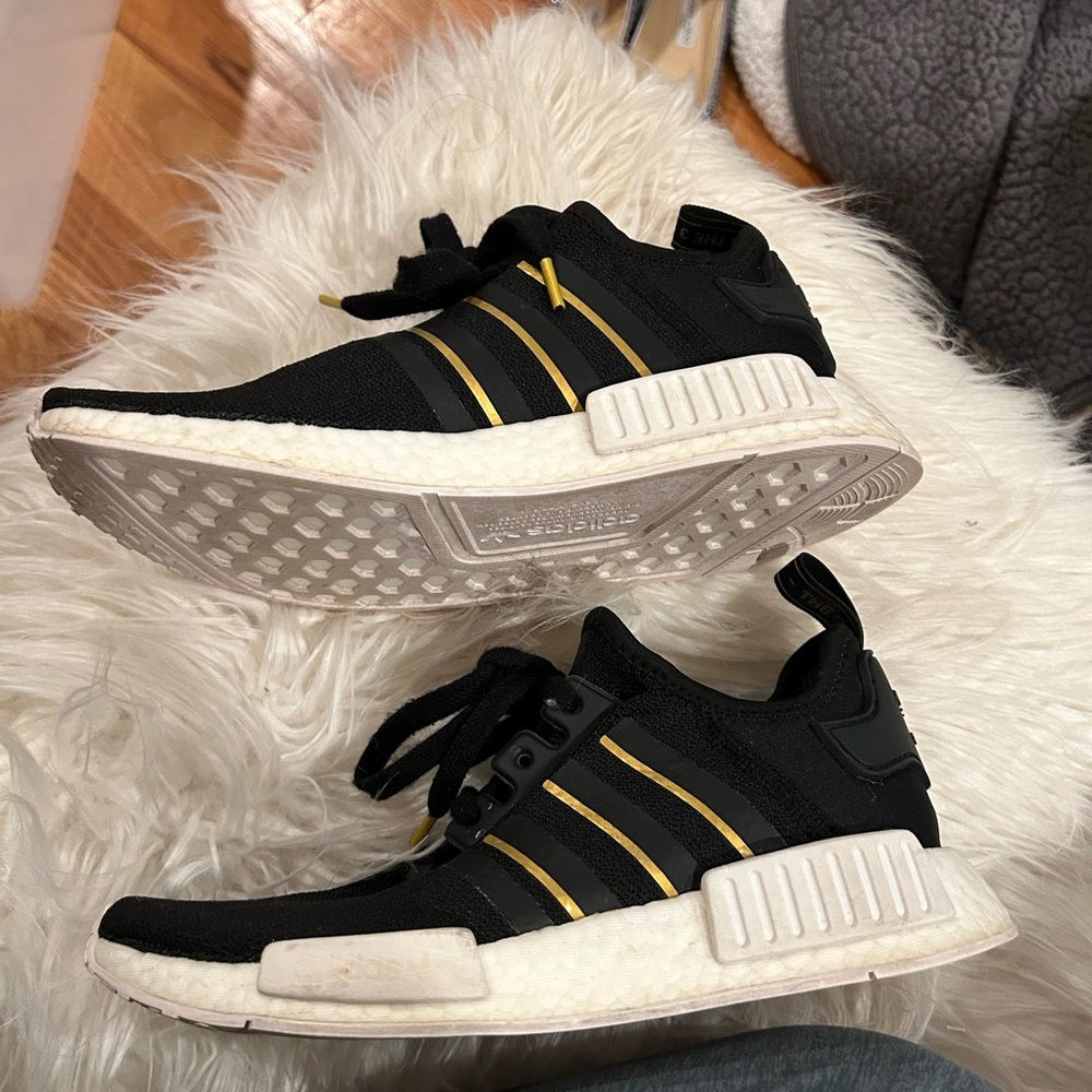 adidas Originals Women's NMD_R1 Sneaker, Black/ Gum, 8